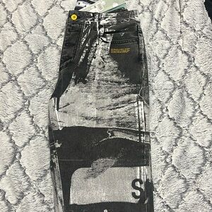 Off-white women Pablo Tomek Collab jeans. Size 31. Never worn. Limited edition.